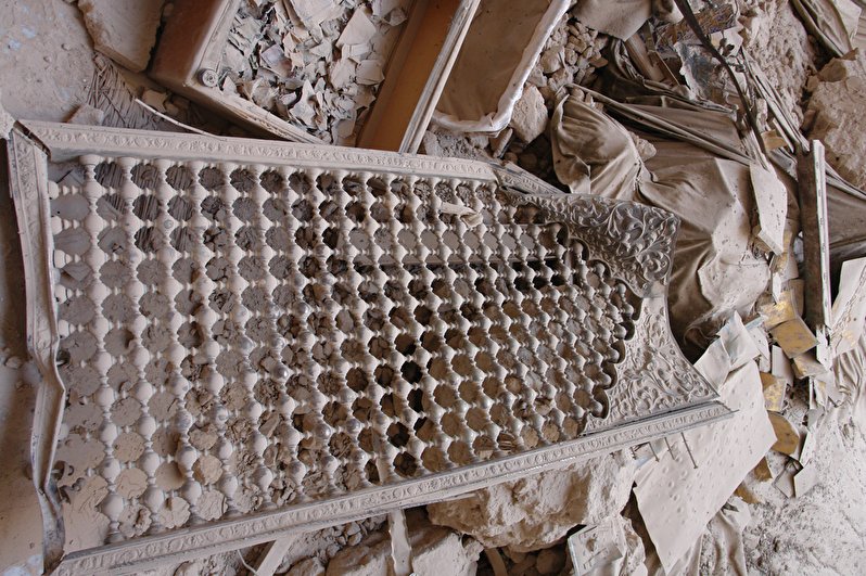 نمایی از تخریب پنجره ضریح امامین عسکریین (ع) توسط گروه تروریست داعش