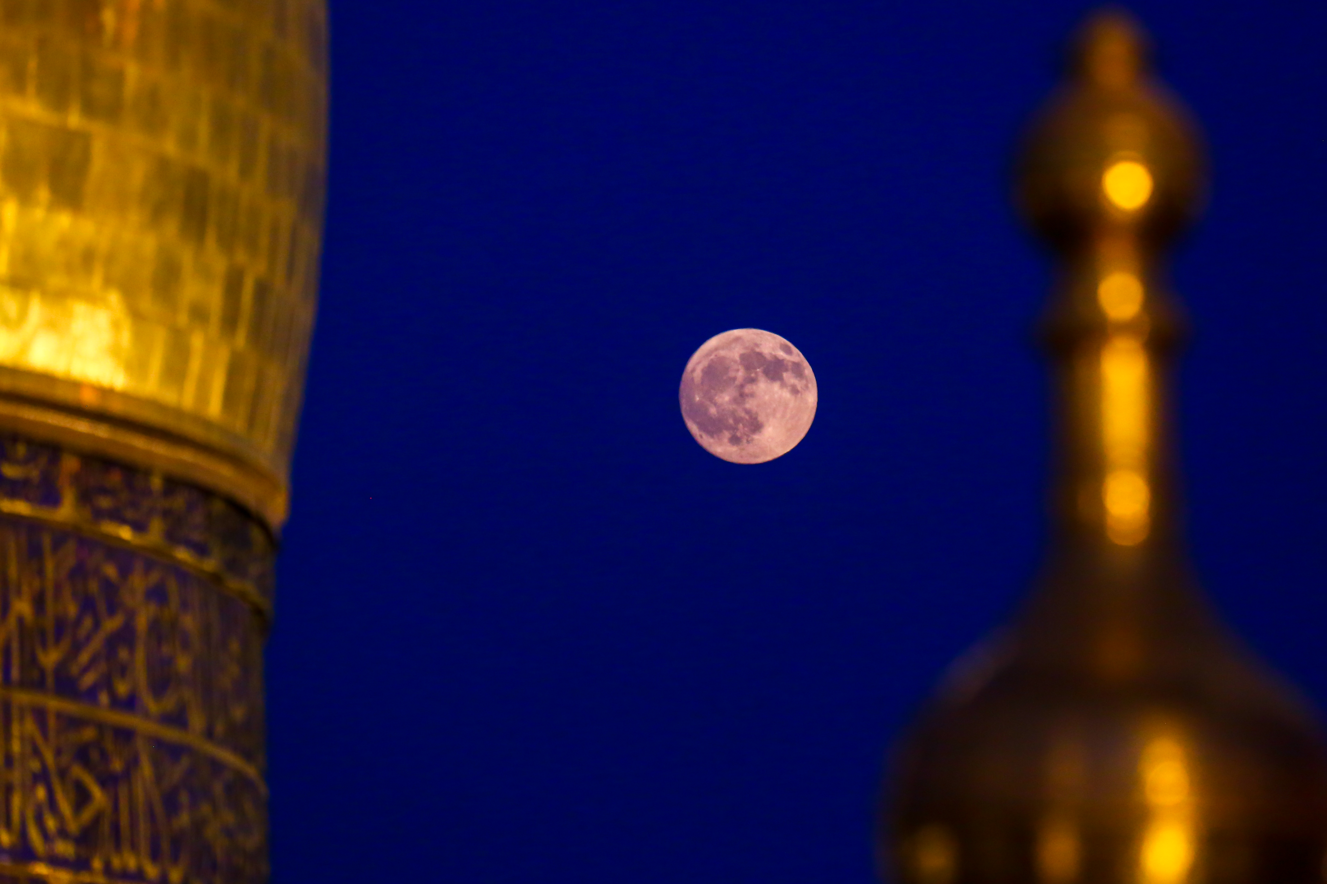 تصویر ماه بر روی گنبد و بارگاه ملکوتی امیر المومنین